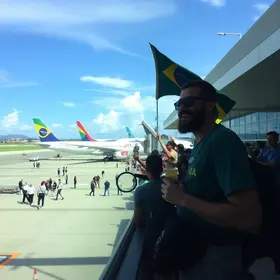 Após conquistar acesso, Uberlândia é recebido com festa pela torcida no aeroporto Uberlândia